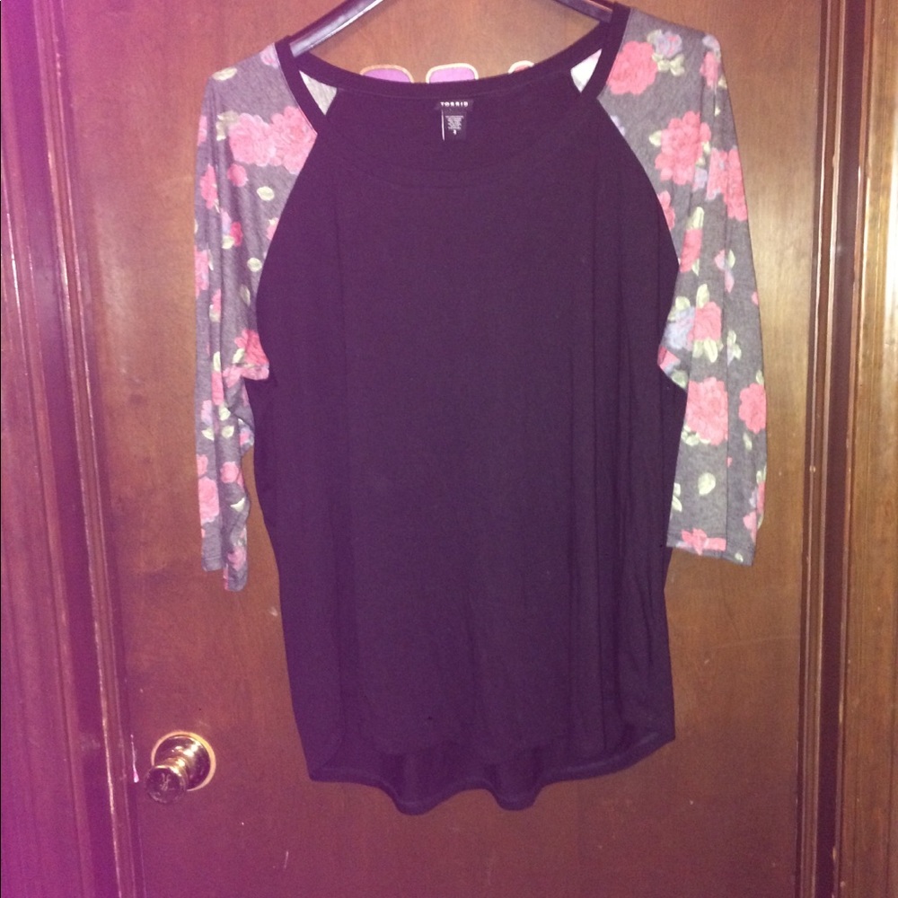 🌸Torrid black and floral shirt go with the black capris